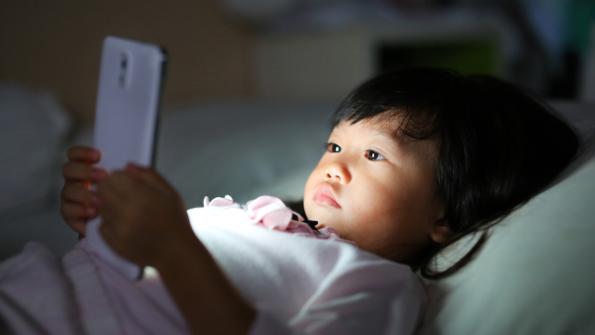 Các Chatbot AI tiềm ẩn nhiều rủi ro về nội dung độc hại, an toàn tâm lý và bảo vệ dữ liệu đối với trẻ em. (Ảnh: Xinhua.com)